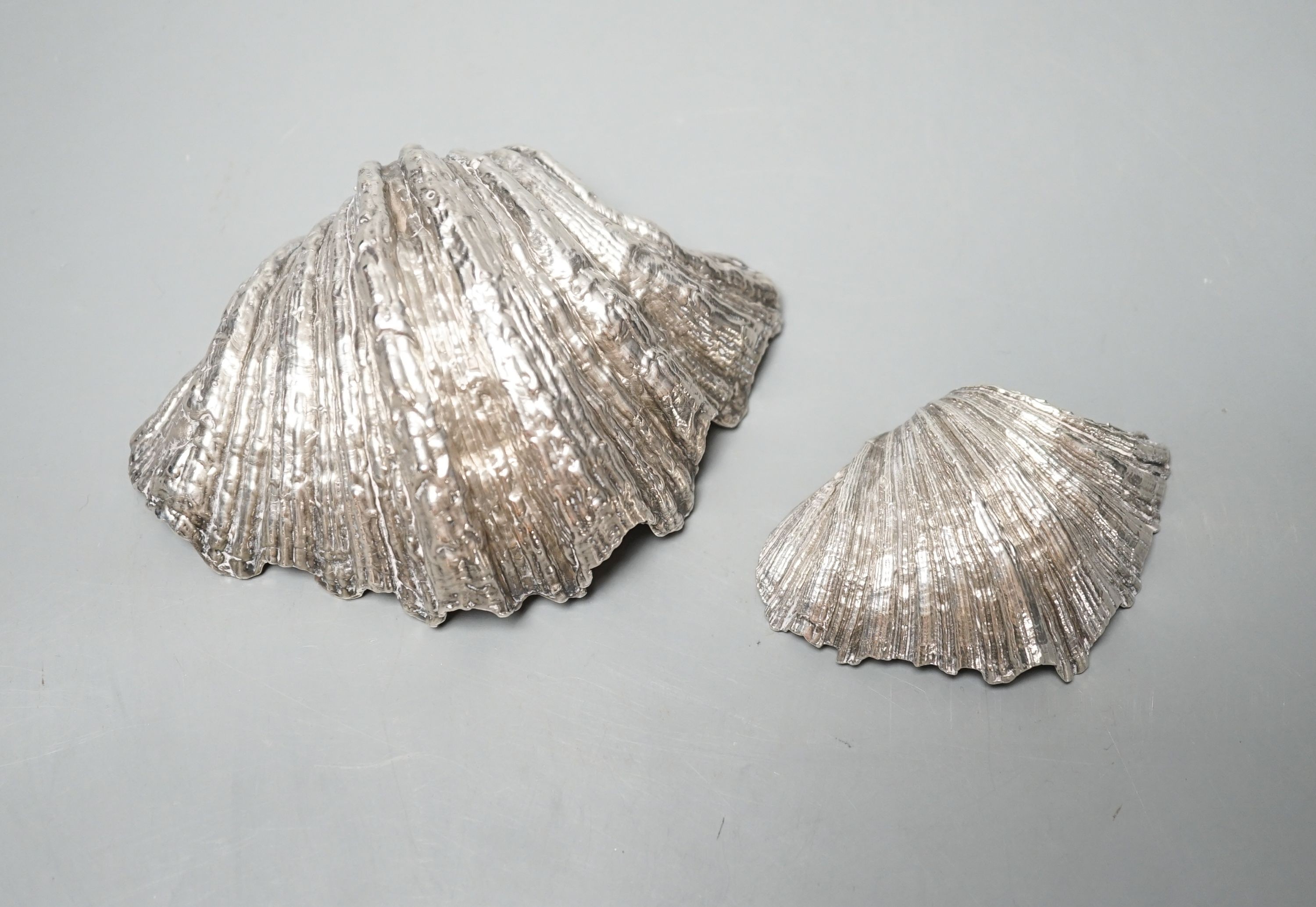 Two modern cast silver shell dishes, Patricia Jean Hamilton, London, 1991, largest 12.9cm, 18.5oz.